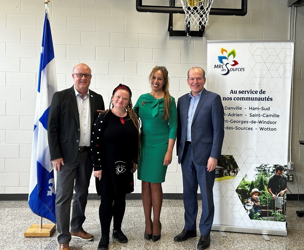 Hugues Grimard, Karine Thibault, Caroline Coulombe ainsi que le député de Richmond, André Bachand, lors de l’annonce du projet « Approvisionner la filière québécoise des plantes industrielles » qui a eu lieu le 13 mai à la salle GYM A21 de Val-des-Sources.