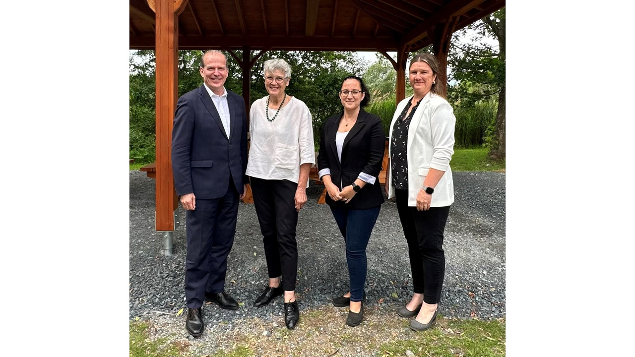 André Bachand, député de Richmond, Martine Satre, mairesse, Marie-Pier Dupuis, directrice-générale de la ville de Danville, ainsi que Syndia Caron, directrice des travaux publics.
