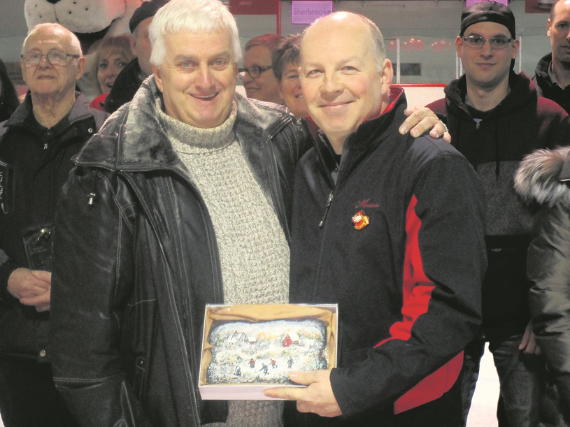 Remise du cadeau-souvenir au président d’honneur