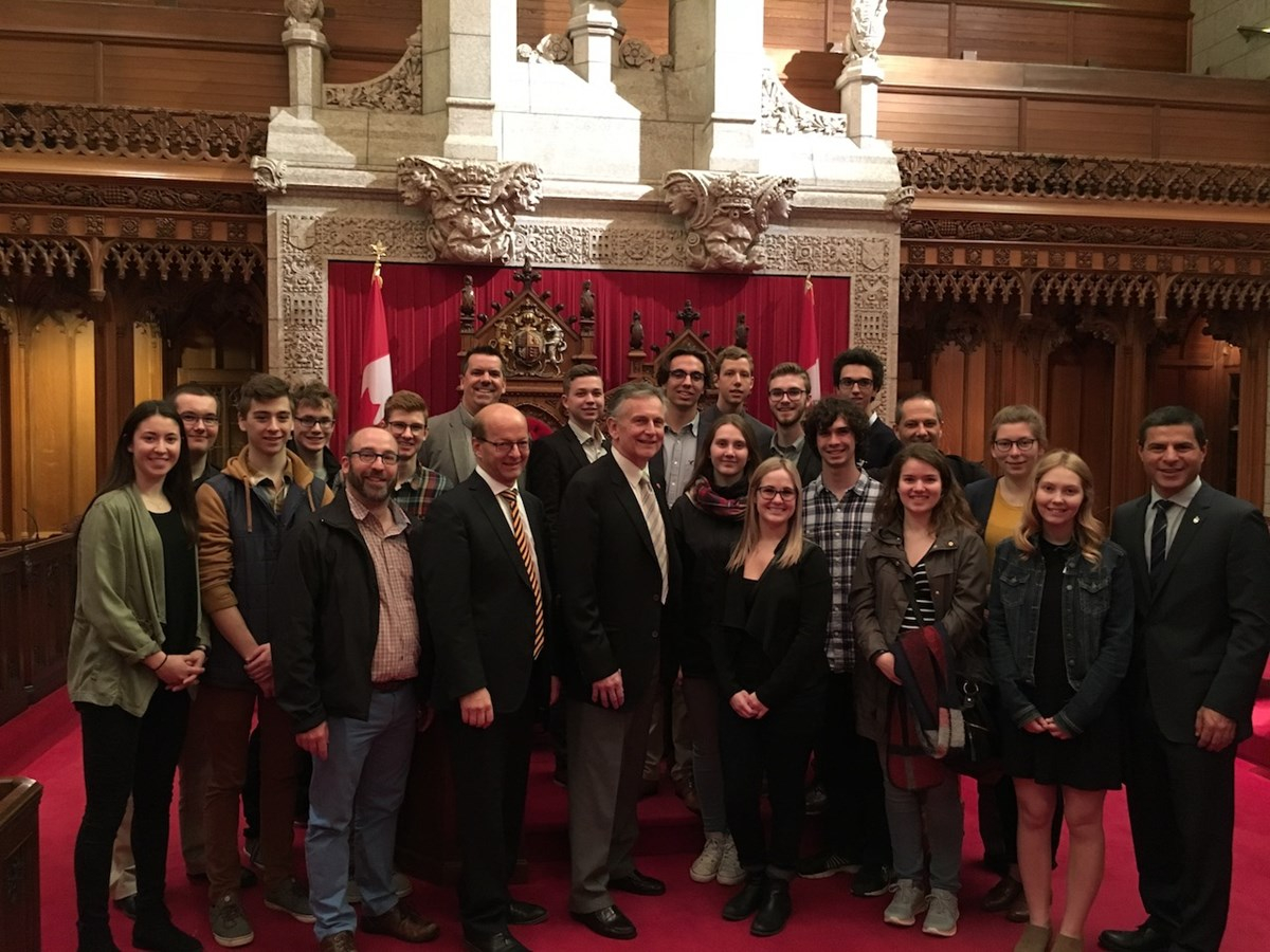 Les étudiants de la circonscription Richmond-Arthabaska en compagnie d’Alain Rayes et des sénateurs Claude Carignan et Larry Smith.

