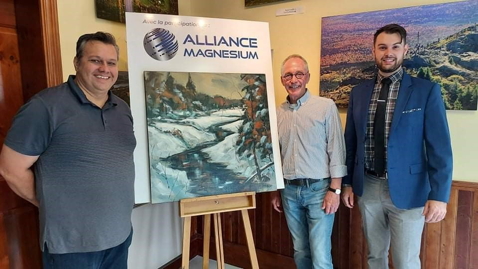 De gauche à droite : Alain Caron, président du C.A. du Symposium, Gérard Boulanger artiste ayant créé la toile et président d’honneur de la présente édition ainsi que Jayson Boisvert de chez Alliance Magnésium.