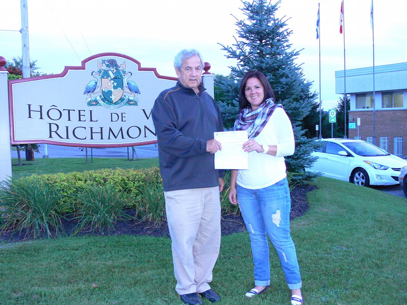 Richmond remets un chèque au club de patinage artistique les Tourbillons