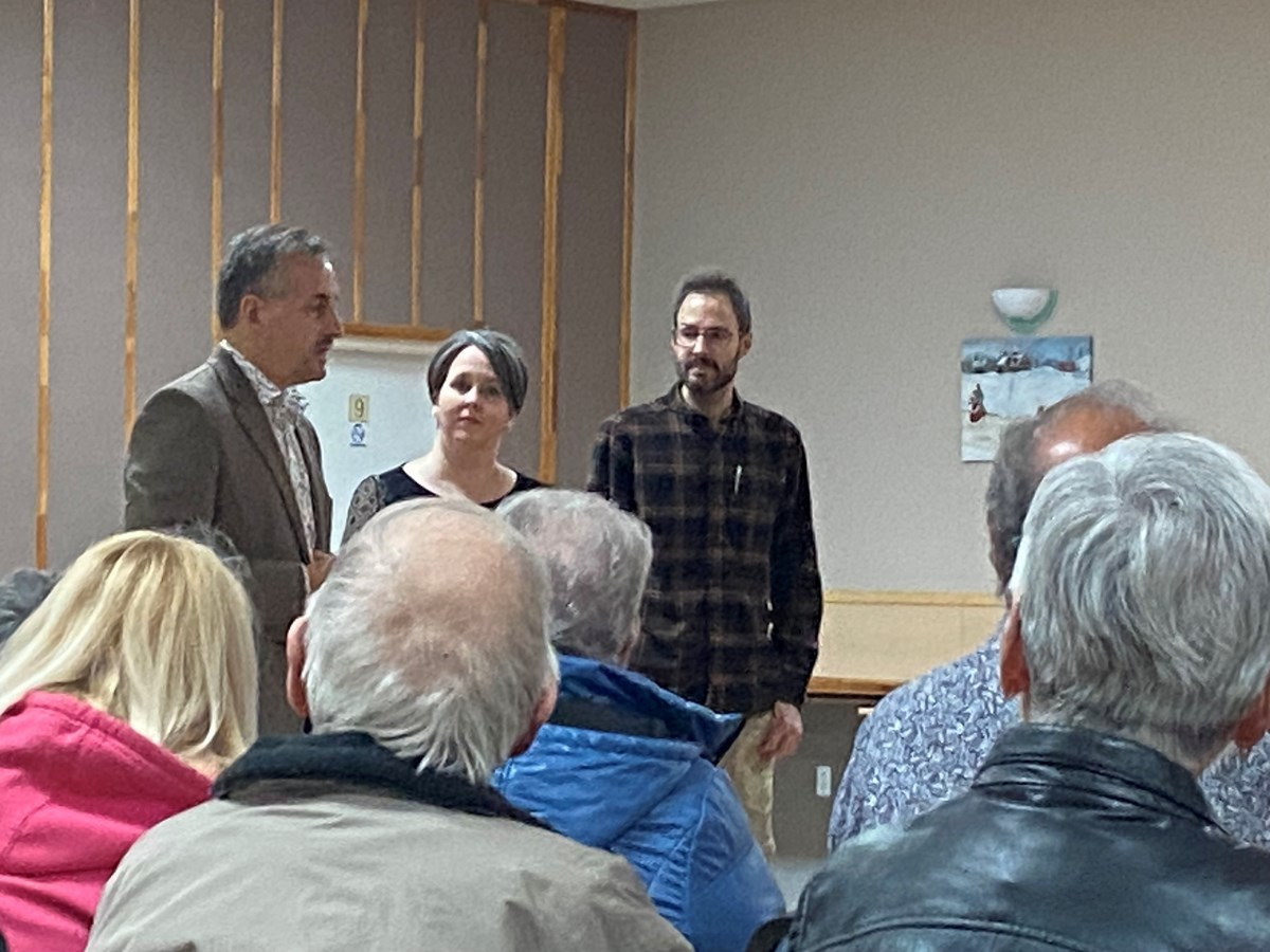 Stéphane Tremblay, PDG du CIUSSS de l’Estrie — CHUS, Karine Duchesneau, directrice générale adjointe au CIUSSS de l’Estrie — CHUS, et Michel Benoit, organisateur communautaire, ont écouté les cinquante personnes présentes lors de la rencontre