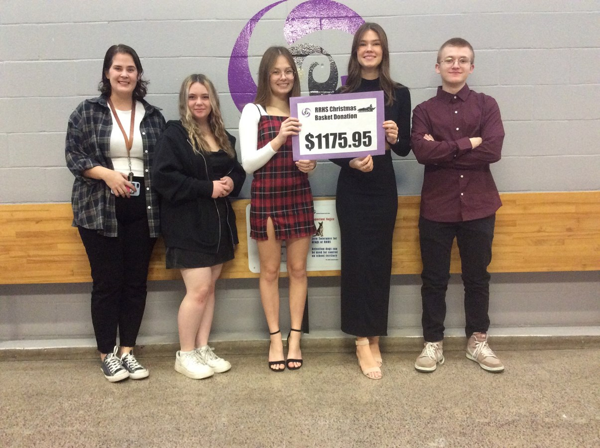 Au Richmond Régional High School, sur la photo, on reconnaît Shevon Murphy (responsable) ainsi que les élèves Angie Burningham, Sara Appelblom, Madeleine Lepine et Jordan Côté.