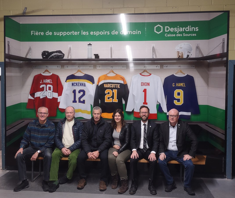 La caisse Desjardins des Sources inaugure une murale à l’aréna Connie-Dion