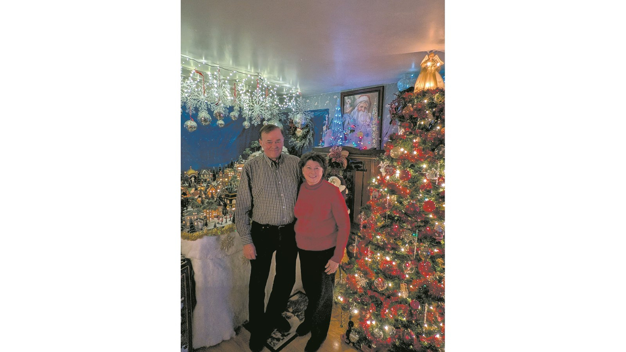 Denis Hinse et Diane Sylvain, un couple passionné habitant de Val-des-Sources, qui ne compte pas les heures pour transformer leur maison en véritable petit musée du bonheur, en y incluant l’imaginaire de toutes les sphères de l’univers mythique et ancestral de la fête de Noël.
