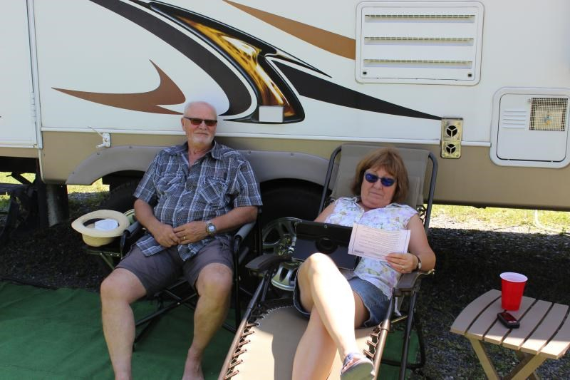 Parmi les amateurs de caravaning, Luc et Lucie qui profitent de l’environnement du Camping et parc Watopeka.