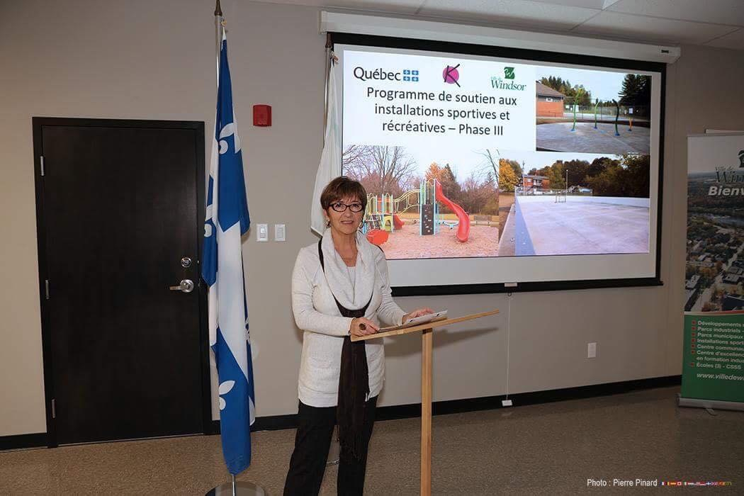 Sylvie Bureau lors d’une conférence de presse. 