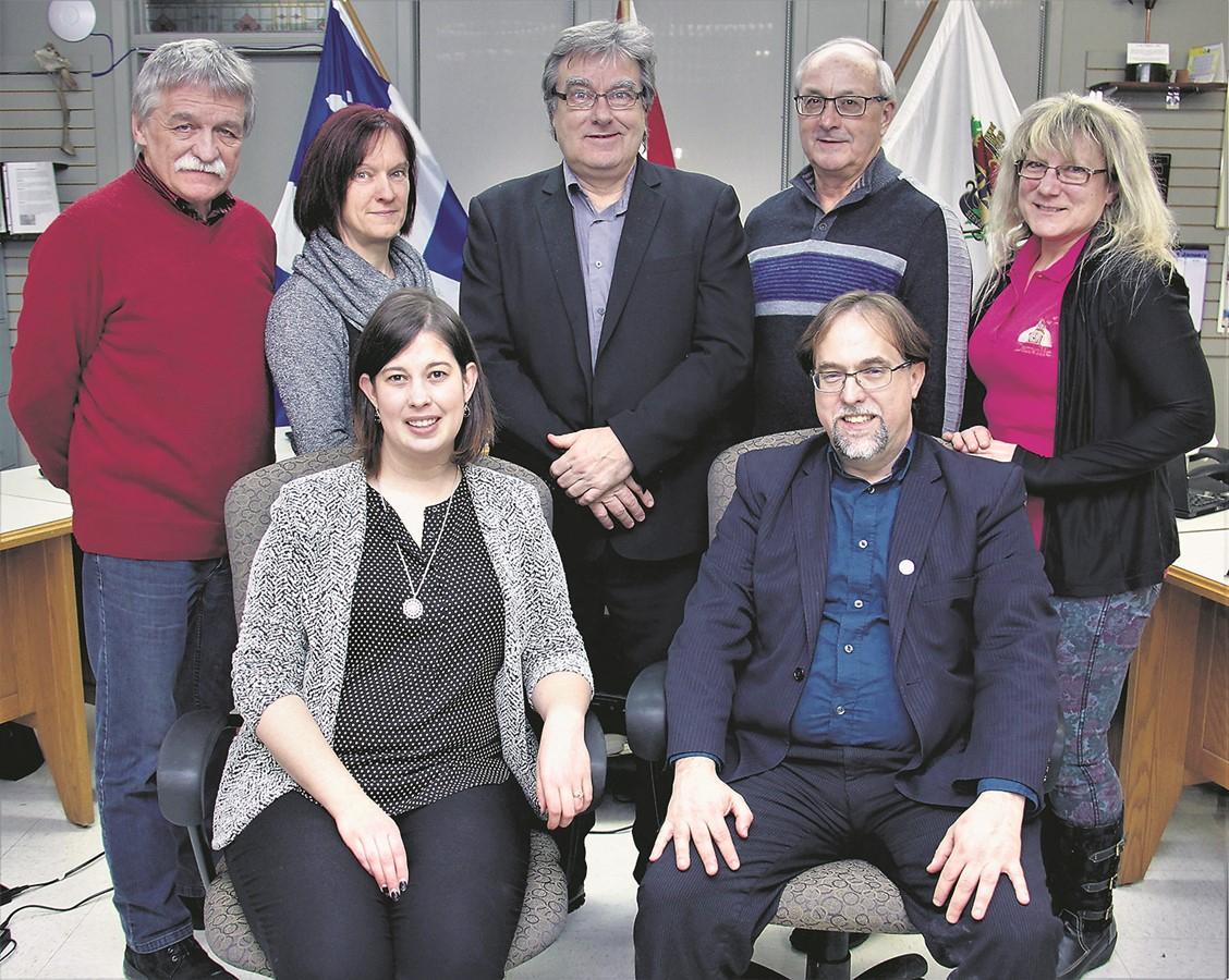 Rangée du haut de gauche à droite : Les conseillers Jean-Guy Dionne, Ginette Pinard, Daniel Pitre, Jean-Guy Laroche et Nathalie Boissé, à l’avant, Me Caroline Lalonde, Directrice générale, et le Maire Michel Plourde.