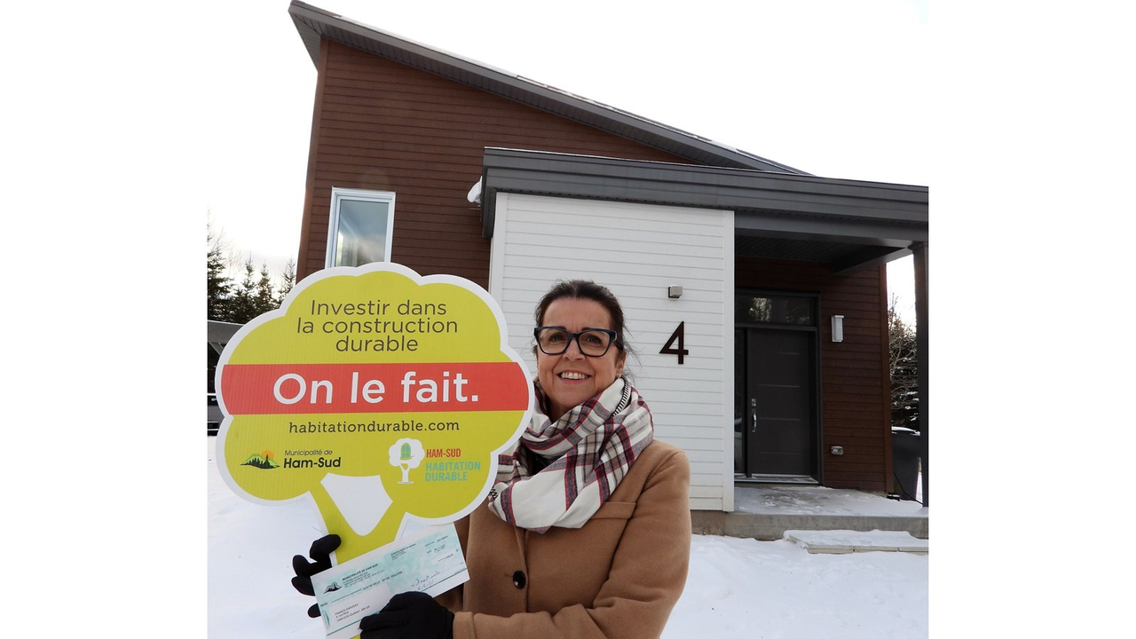 Mme France Darveau, devant sa résidence certifiée Habitation Durable à Ham-Sud.