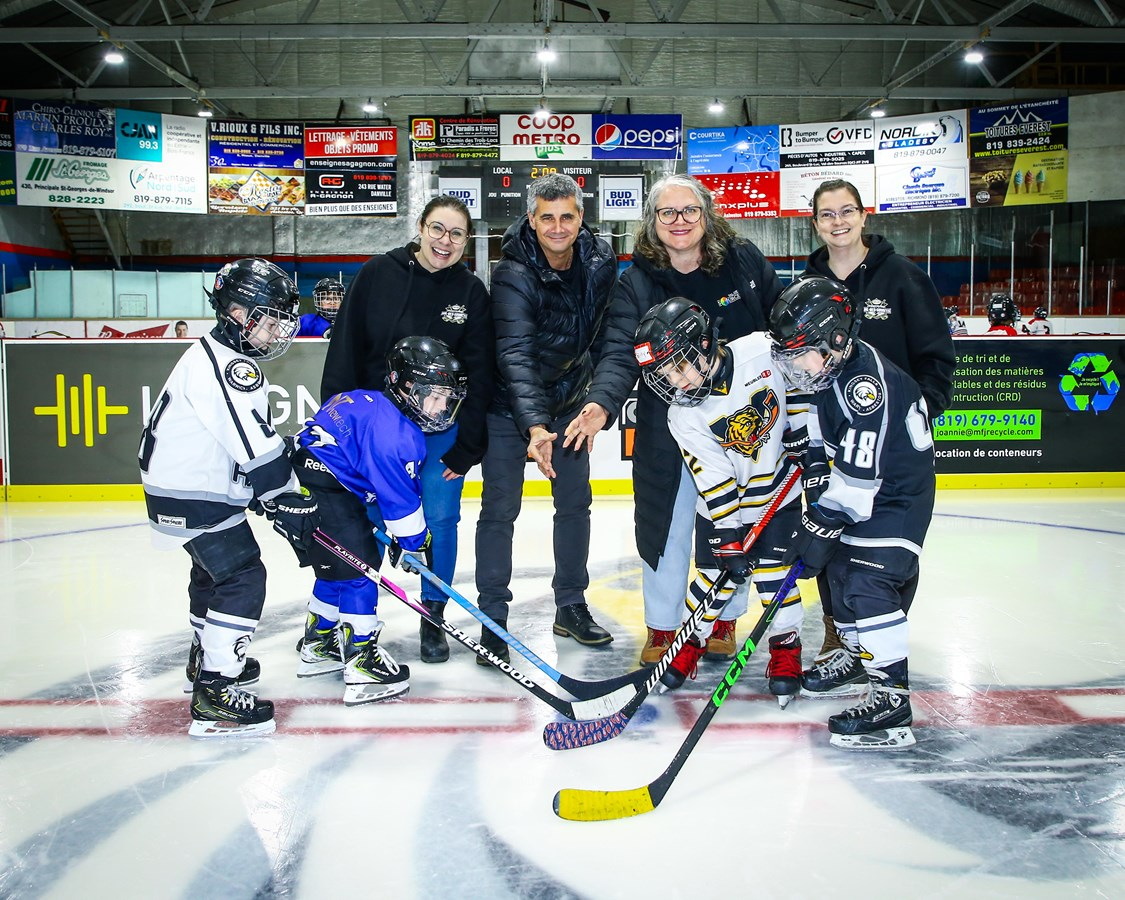 Cinthia Mongrain, Vice-Présidente de l’Association du Hockey Mineur des Sources, Jean-Éric Guillemette, administrateur chez Desjardins des Sources, Caroline Payer, conseillère et mairesse suppléante à la Ville de Val-des-Sources et Camille Perreault du Festival M7 M9 de Val-des-Sources.
