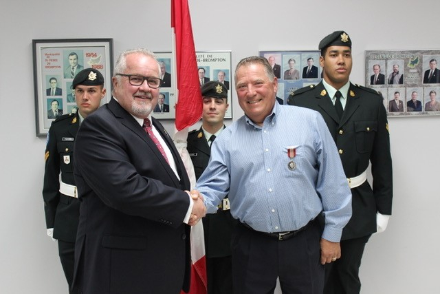 Médaille et certificats pour souligner l’apport de Vincent Chénier