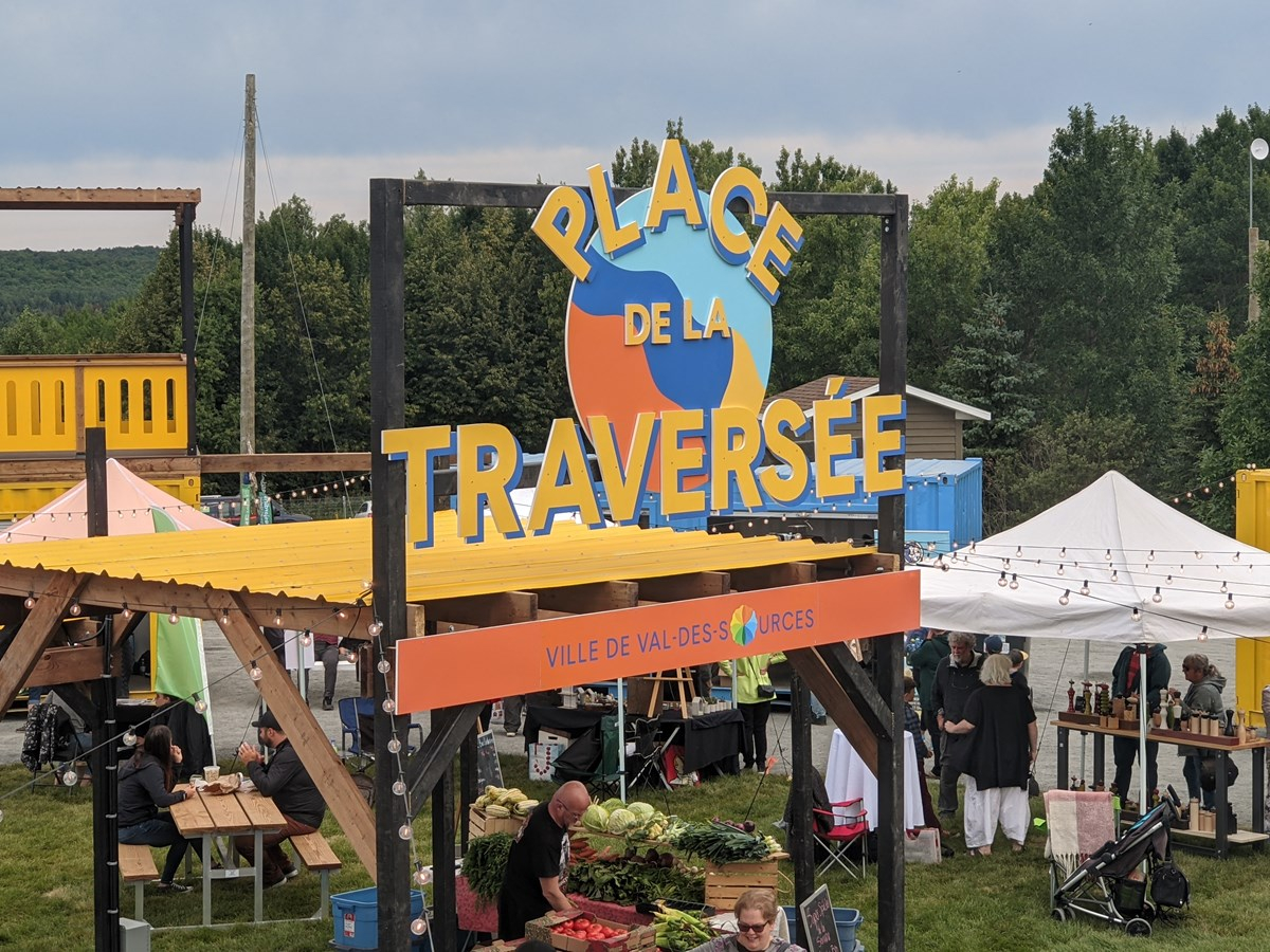 La Place de la Traversée inaugurée à Val-des-Sources
