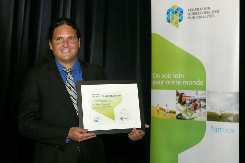 Adam Rousseau obtient son diplôme d’administration municipale