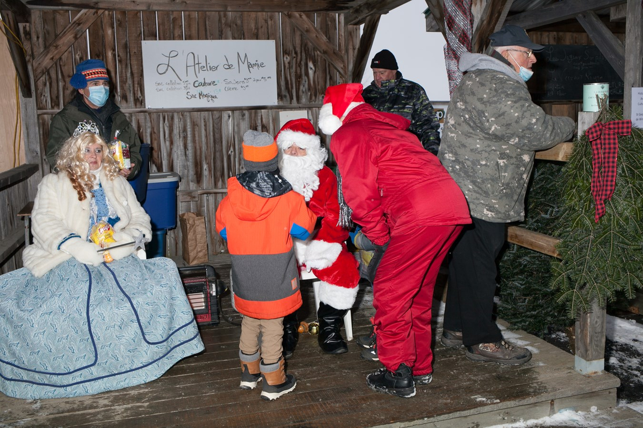 Le père Noël accompagné de la fée des étoiles en a profité pour remettre aux enfants, au nom des Chevaliers de Colomb, les traditionnelles bonbonnières remplies de friandises.